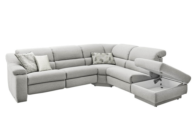 Ein freigestelltes, hellgraues Sofa mit geöffnetem Stauraum
